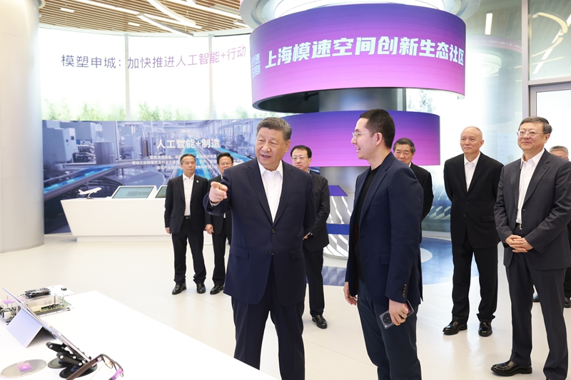 習(xí)近平在位于徐匯區(qū)的上海“模速空間”大模型創(chuàng)新生態(tài)社區(qū)，察看大模型產(chǎn)品展示。新華社記者王曄 攝.jpg