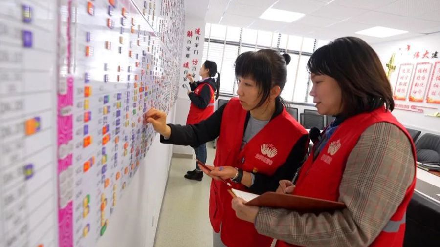 對照“作戰(zhàn)圖”，彭浦新村街道社區(qū)干部可以有針對性地走訪居民。 資料照片.jpeg