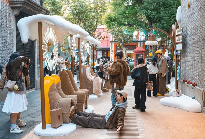 冰雪景觀點(diǎn)亮上海新天地 以“慢游”理念激活年末消費(fèi)市場(chǎng)