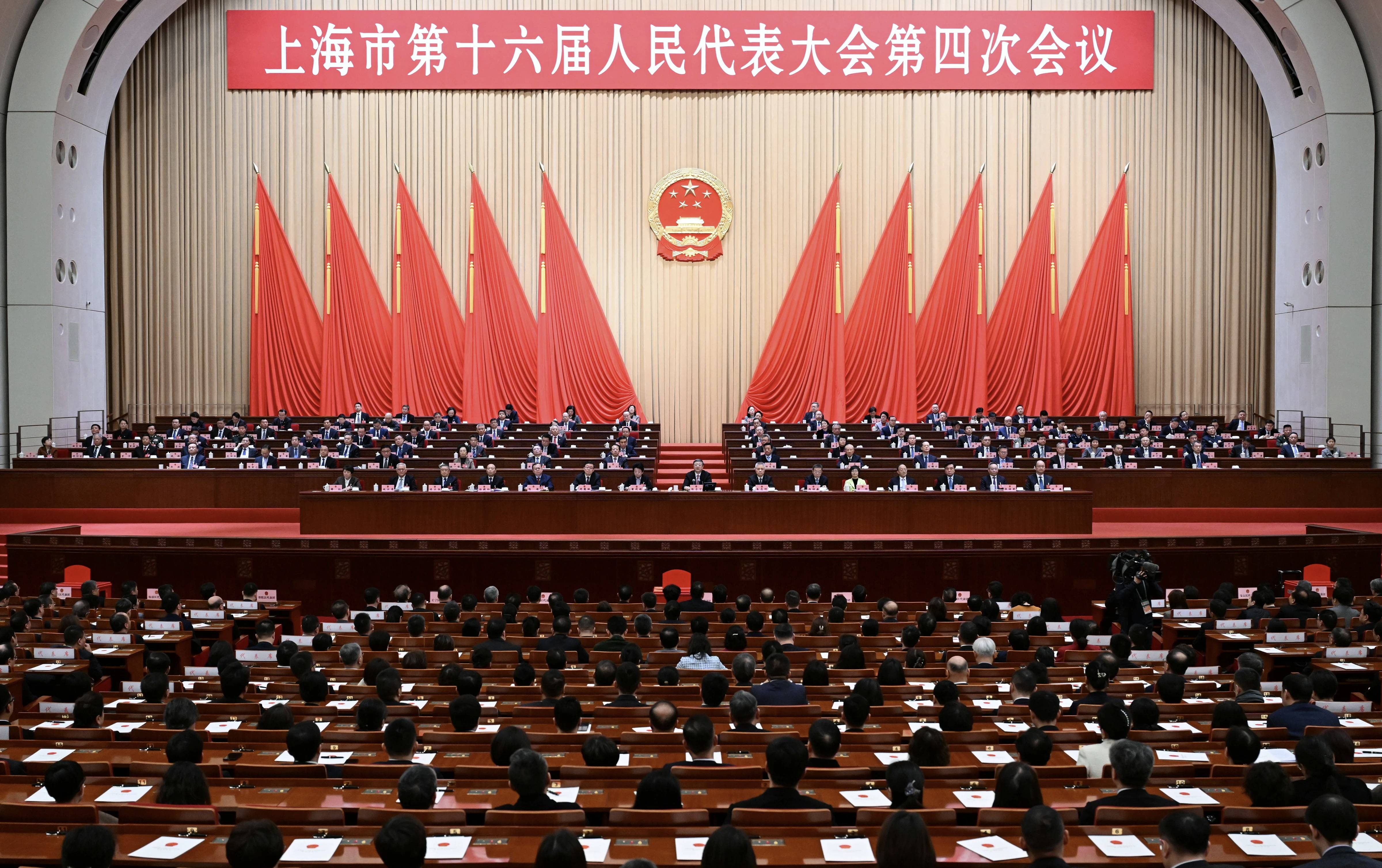 2月7日，上海市第十六屆人民代表大會(huì)第四次會(huì)議在上海世博中心勝利閉幕。陳正寶 攝.png