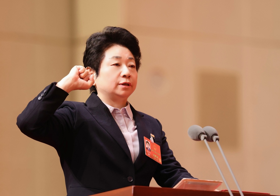 昨天上午，市十六屆人大二次會議憲法宣誓儀式舉行。新當(dāng)選的市人大常委會主任黃莉新進(jìn)行憲法宣誓。袁婧 攝  .jpeg