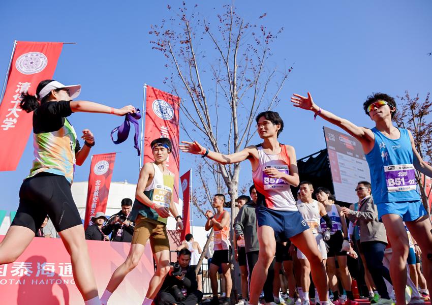 奔跑青春翻開上?！俺鞘蟹饷妗?一抹抹高校隊(duì)服點(diǎn)亮濱江 2025高百接力賽十周年總決賽鳴槍起跑