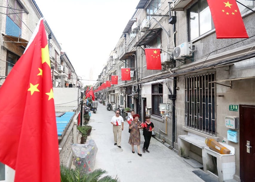 讓更多的人了解國(guó)旗 熱愛國(guó)旗 增強(qiáng)民族自豪感 “國(guó)旗弄堂”里 紅旗裝點(diǎn)喜慶