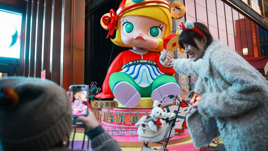近日，豫園燈會(huì)六大燈區(qū)全景點(diǎn)亮。在BFC南區(qū)入口，泡泡瑪特經(jīng)典IP形象MOLLY成為矚目的門(mén)面擔(dān)當(dāng)。記者海沙爾 攝.png