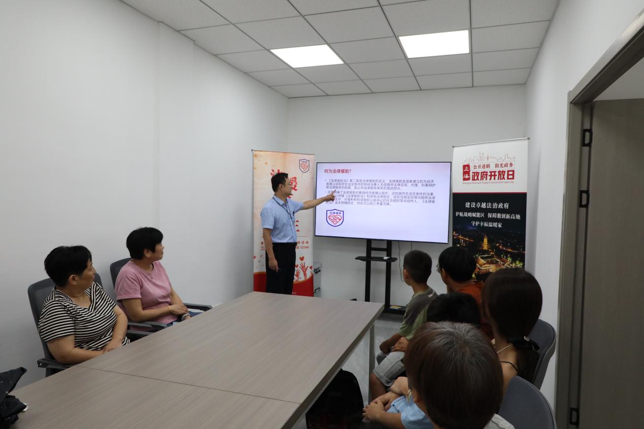 “政務公開面對面 法律服務零距離”青浦區(qū)法律援助中心聯(lián)合區(qū)司法局律師公證工作科開展2024年政府開放日活動.jpg