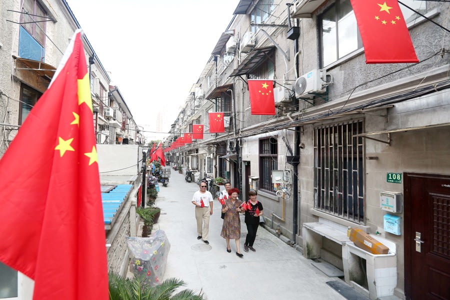 “國(guó)旗弄堂”里，居民家門口、圍墻上都懸掛著五星紅旗，慶祝中華人民共和國(guó)成立75周年。記者 蔣迪雯 攝.jpg