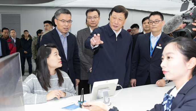 2018年12月27日，應(yīng)勇市長(zhǎng)來(lái)到徐匯區(qū)行政服務(wù)中心，現(xiàn)場(chǎng)察看“一網(wǎng)通辦”推進(jìn)情況。