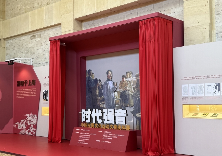 觀眾從上海魯迅紀念館大堂開始“走入”歷史。 施晨露 攝.jpeg