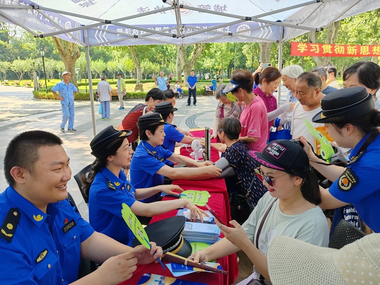 這場開放日活動在長寧10個街鎮(zhèn)同步開展.jpg