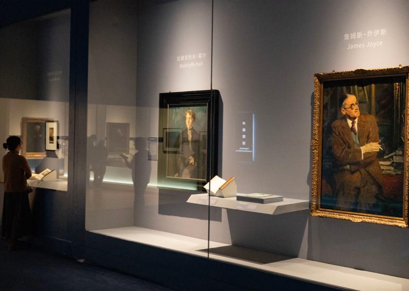 在上海邂逅“莎士比亞”“J.K.羅琳” 82位英國文學(xué)大師肖像與名跡亮相上博東館 免費(fèi)開放