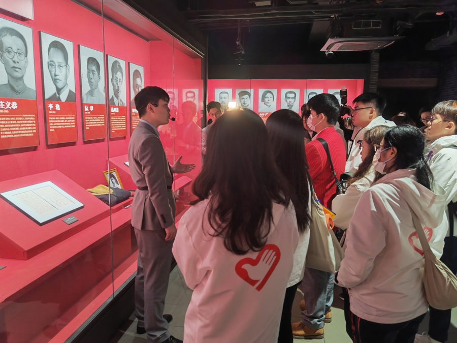 進(jìn)博會港澳臺青年志愿服務(wù)團(tuán)參觀中共四大紀(jì)念館.jpg