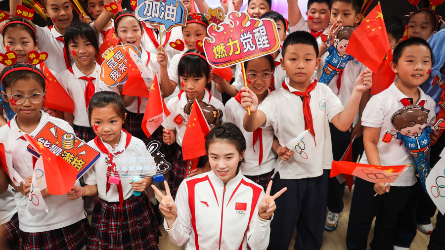 陳芋汐回到母校上海市徐匯區(qū)光啟小學，與師生代表合影留念。記者 海沙爾 攝.jpg