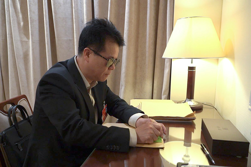 2023年3月7日，王永澄在駐地房間用盲文紙書寫建議.jpg