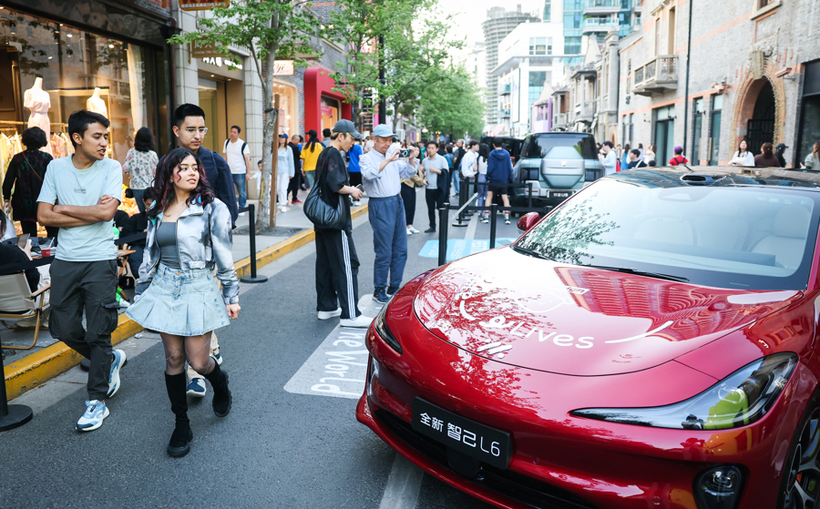 以“街區(qū)為舞臺(tái)”的首屆街區(qū)汽車(chē)生活節(jié)在張園及茂名北路限時(shí)步行街展開(kāi).jpg