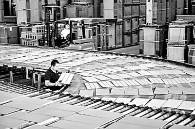 四川省眉山市某陶瓷企業(yè)生產(chǎn)車間全自動生產(chǎn)線賦能企業(yè)提質(zhì)增效。光明圖片:視覺中國.jpg