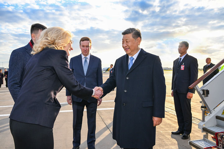 習(xí)近平抵達(dá)莫斯科伏努科沃專機(jī)機(jī)場時(shí)，俄羅斯副總理戈利科娃等政府高級官員熱情迎接。新華社記者 謝環(huán)馳 攝.jpg