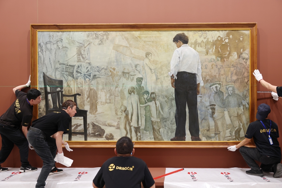 昨天，浦東美術(shù)館工作人員正在布置陳逸飛油畫作品《踱步》.jpg