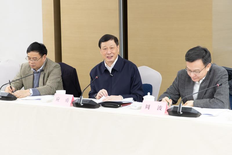 2018年12月27日，應(yīng)勇市長來到上海市大數(shù)據(jù)中心，聽取“一網(wǎng)通辦”推進情況匯報。