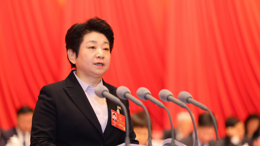 黃莉新作市人大常委會(huì)工作報(bào)告。 袁婧 攝.jpeg